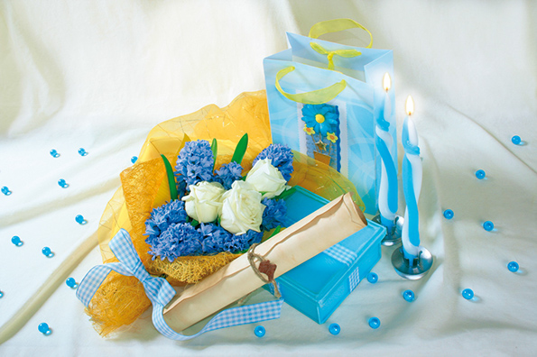 %_tempFileNameaksessuary-flowers-9614-svechi-giatsint-white-rose-podarok-paket-blue%